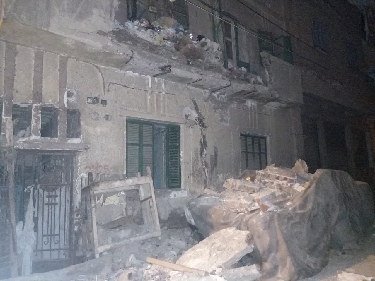 تهشم سيارة في انهيار شرفة منزل قديم بالغربية