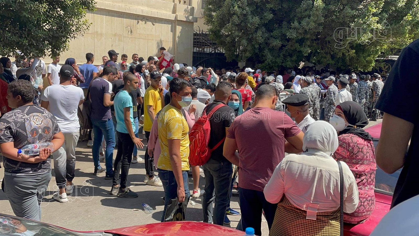 احتشاد طلاب الثانوية أمام مبنى وزارة التربية والتعليم اعتراضا على نتائج الامتحانات (5)