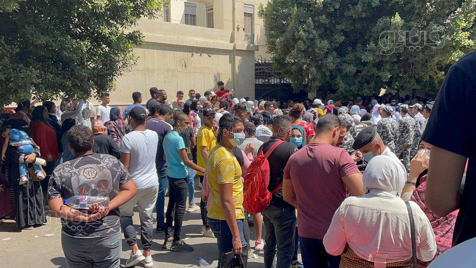 احتشاد طلاب الثانوية أمام مبنى وزارة التربية والتعليم اعتراضا على نتائج الامتحانات (6)