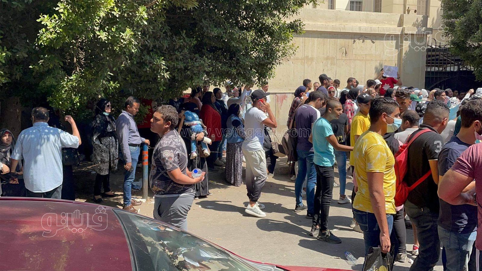 احتشاد طلاب الثانوية أمام مبنى وزارة التربية والتعليم اعتراضا على نتائج الامتحانات (1)