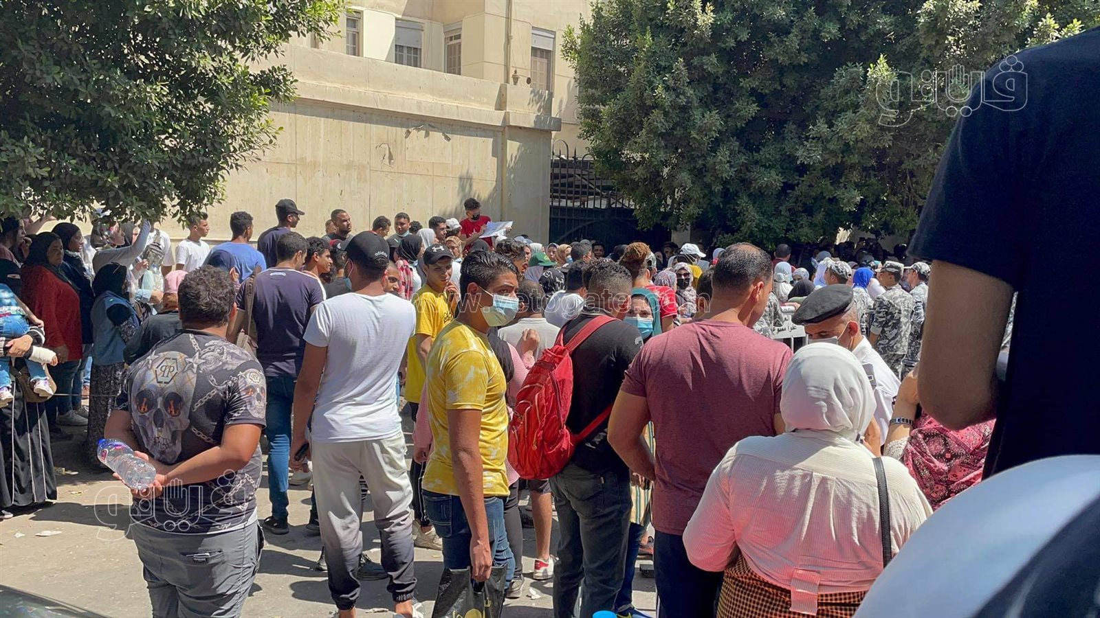 احتشاد طلاب الثانوية أمام مبنى وزارة التربية والتعليم اعتراضا على نتائج الامتحانات (2)