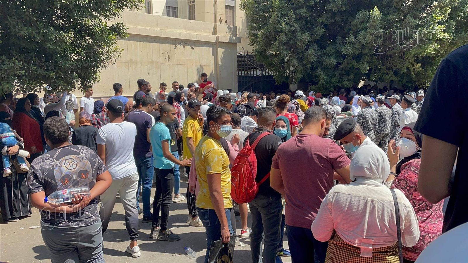 احتشاد طلاب الثانوية أمام مبنى وزارة التربية والتعليم اعتراضا على نتائج الامتحانات (3)