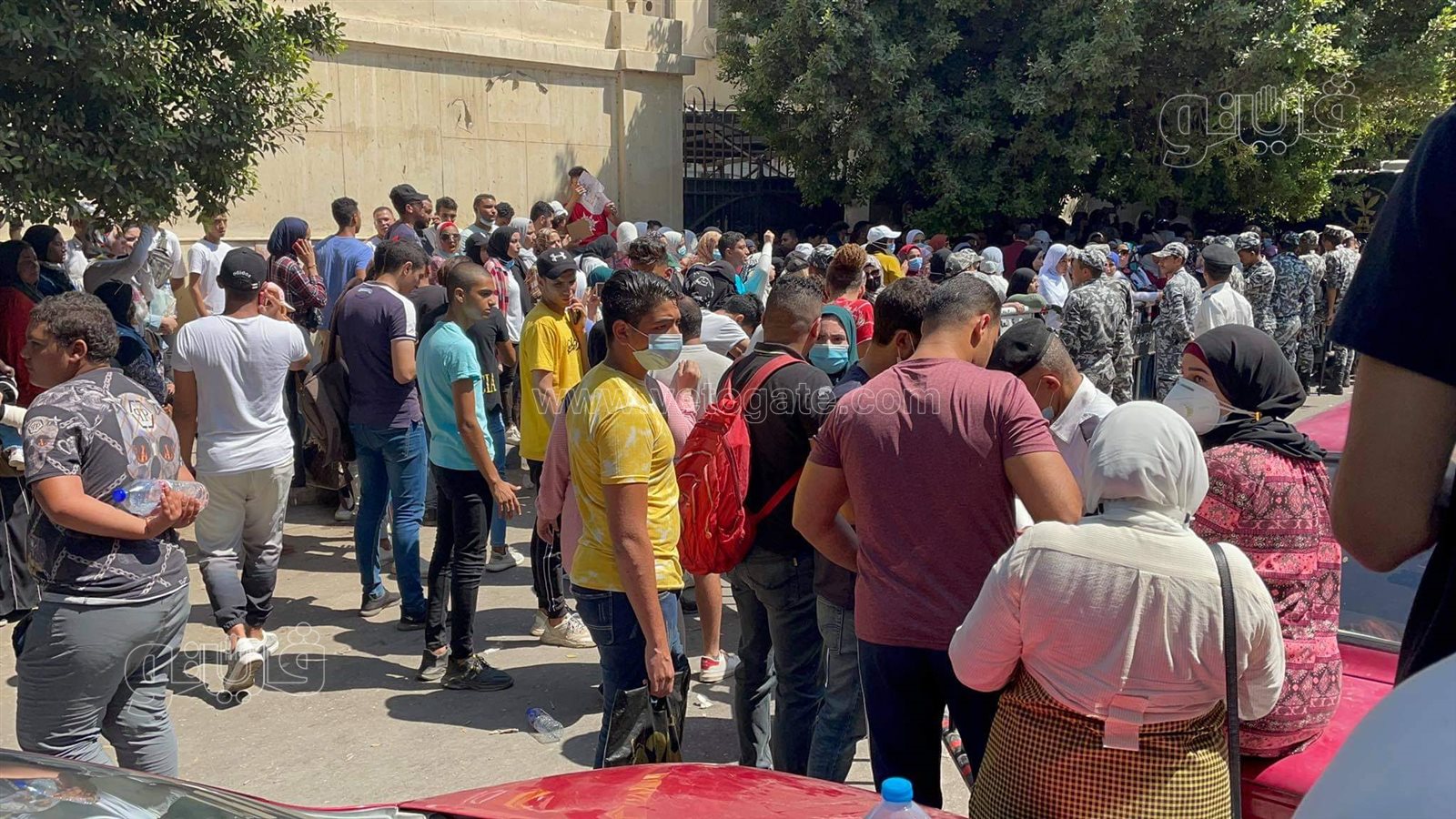 احتشاد طلاب الثانوية أمام مبنى وزارة التربية والتعليم اعتراضا على نتائج الامتحانات (4)