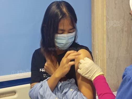سائحة مانيمارية تتلقى لقاح كورونا بمركز قلب مرسى مطروح (1)