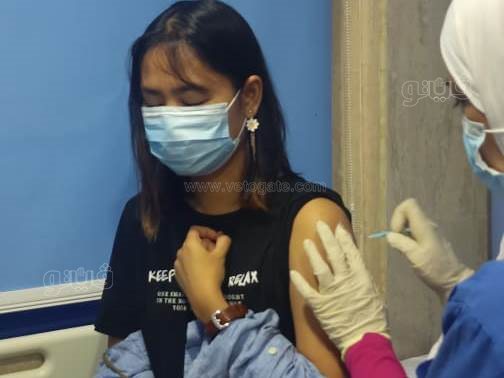 سائحة مانيمارية تتلقى لقاح كورونا بمركز قلب مرسى مطروح (2)