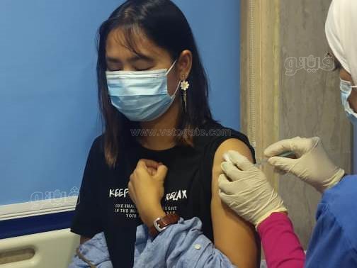 سائحة مانيمارية تتلقى لقاح كورونا بمركز قلب مرسى مطروح (3)
