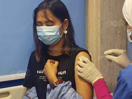 سائحة مانيمارية تتلقى لقاح كورونا بمركز قلب مرسى مطروح (4)