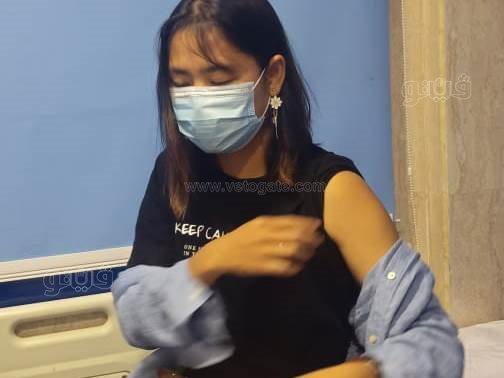 سائحة مانيمارية تتلقى لقاح كورونا بمركز قلب مرسى مطروح (5)