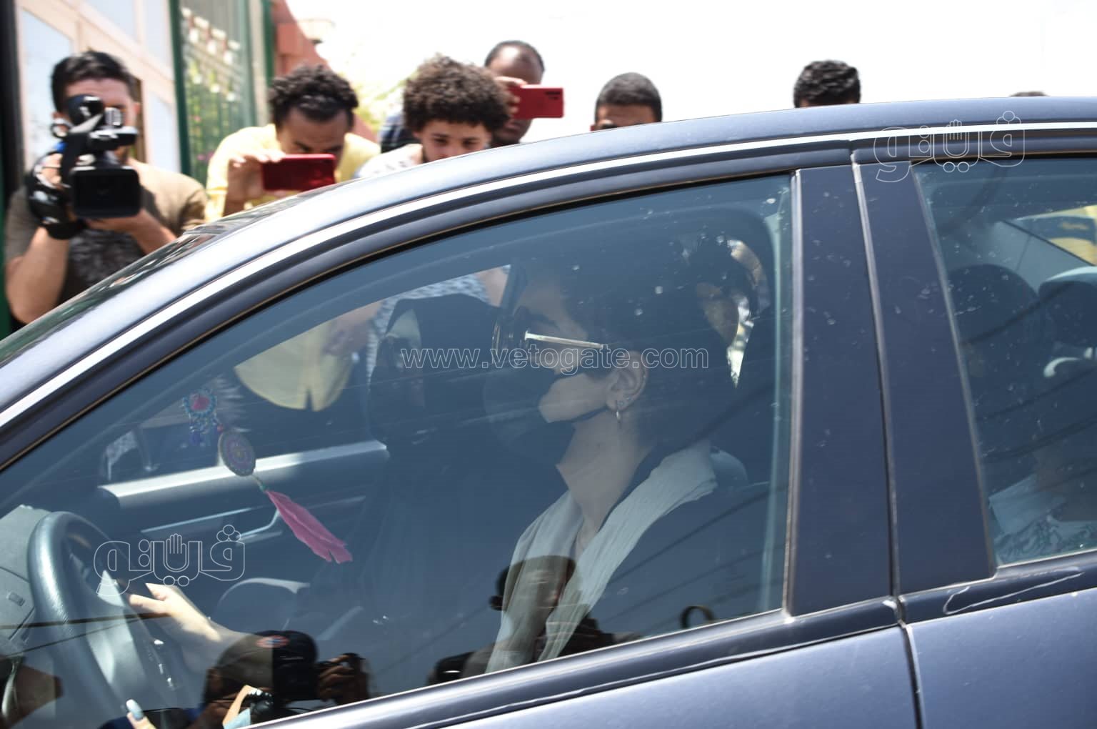 أشرف زكي يصل مسجد الشرطة بالشيخ زايد للمشاركة في جنازة رجاء حسين (3)