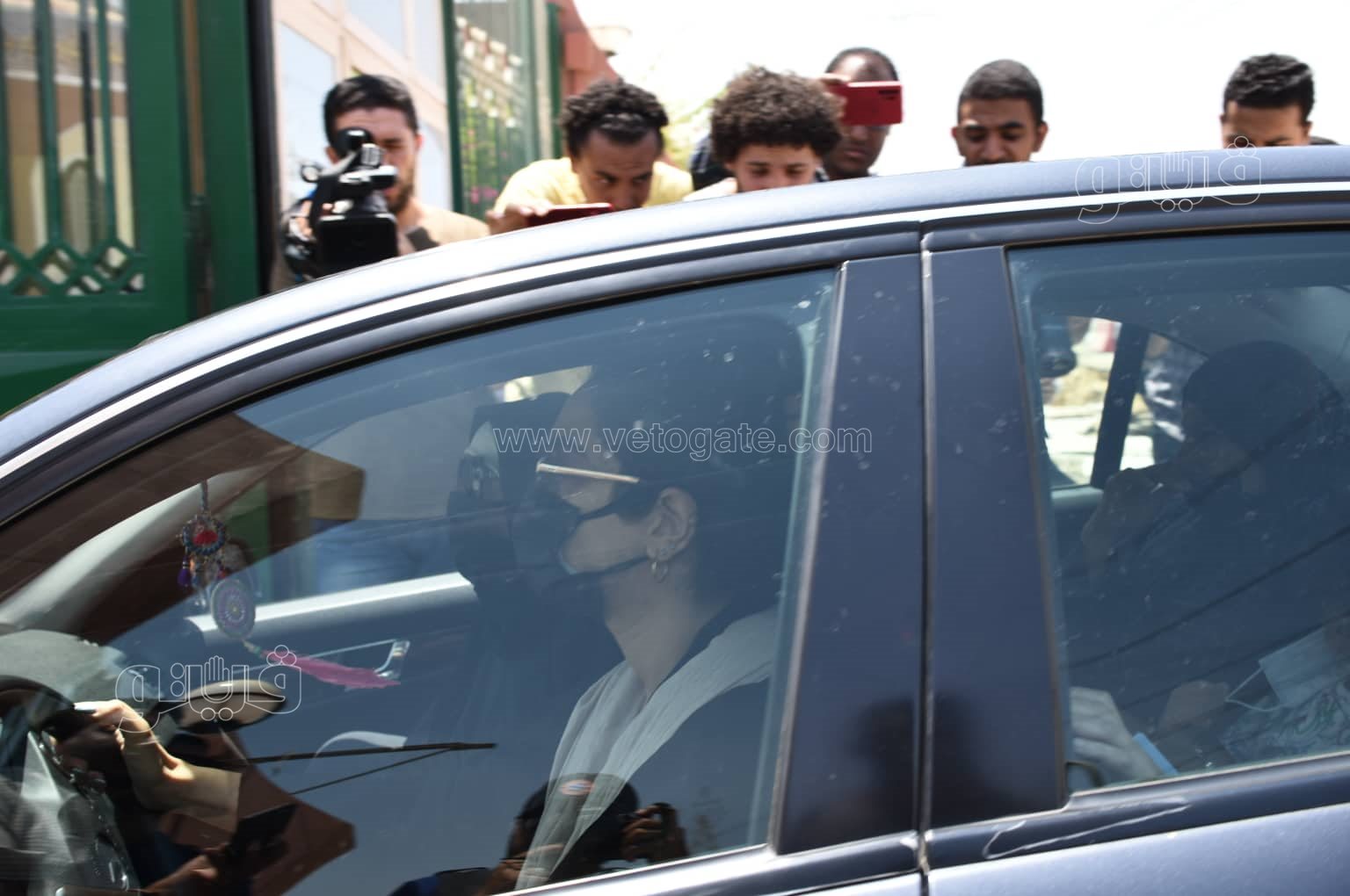 أشرف زكي يصل مسجد الشرطة بالشيخ زايد للمشاركة في جنازة رجاء حسين (5)