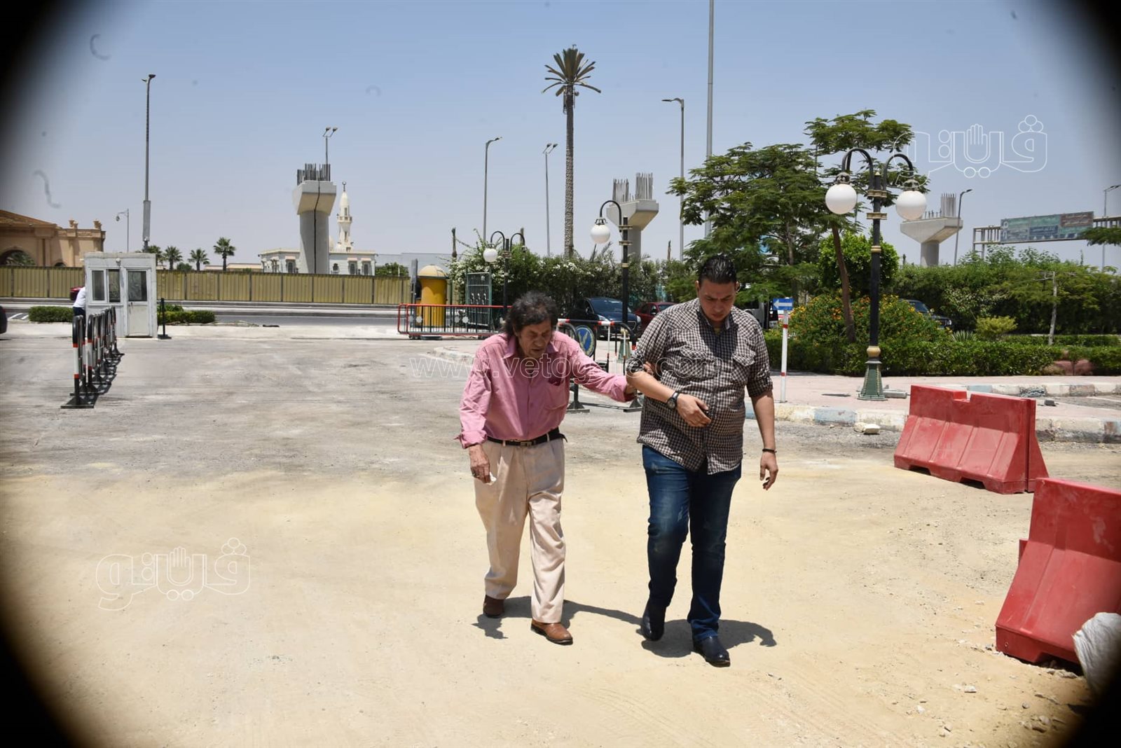 أشرف زكي يصل مسجد الشرطة بالشيخ زايد للمشاركة في جنازة رجاء حسين (1)