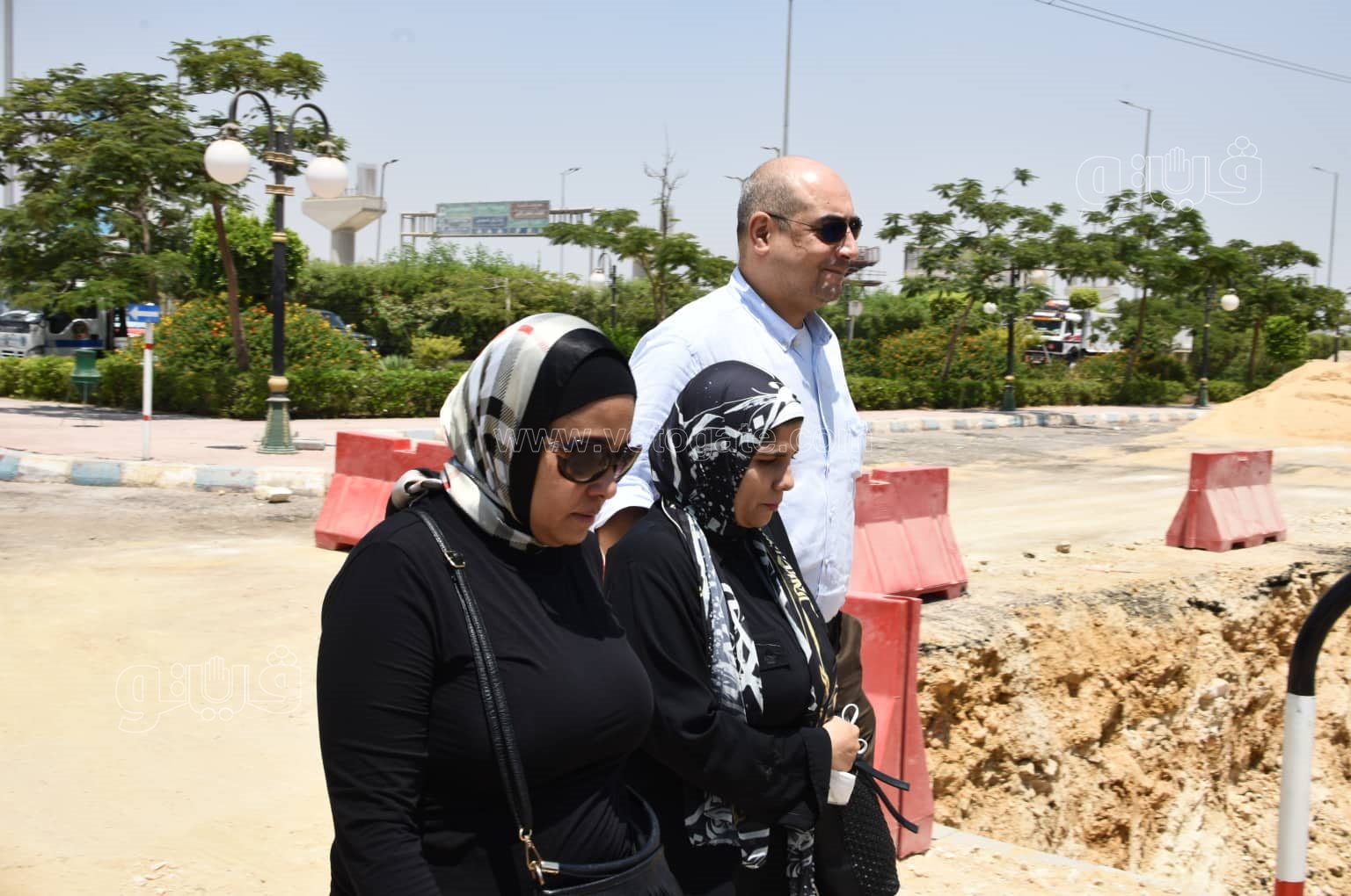 أشرف زكي يصل مسجد الشرطة بالشيخ زايد للمشاركة في جنازة رجاء حسين (8)