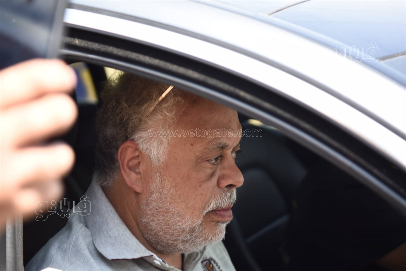 أشرف زكي يصل مسجد الشرطة بالشيخ زايد للمشاركة في جنازة رجاء حسين (9)