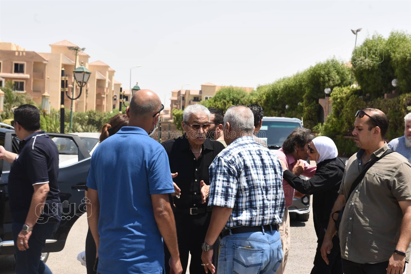 لحظة تشييع جثمان رجاء حسين من مسجد الشرطة بحضور طليقها وزوجته (1)