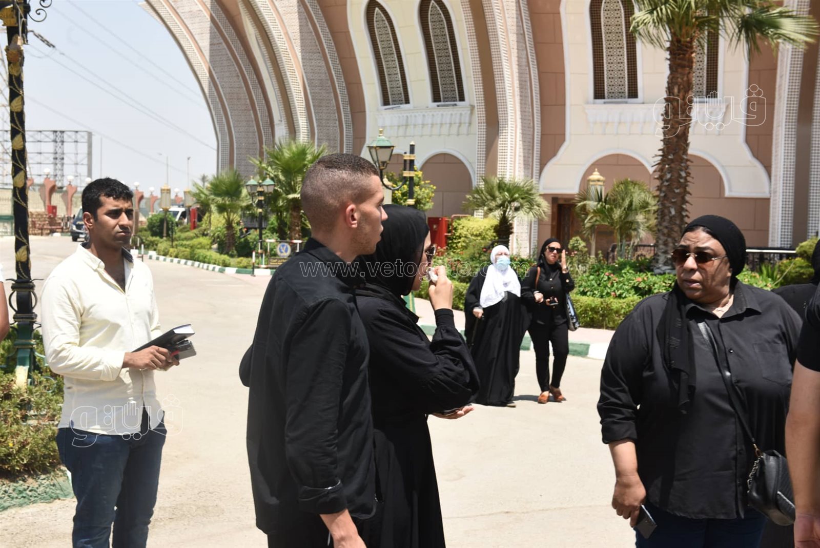 لحظة تشييع جثمان رجاء حسين من مسجد الشرطة بحضور طليقها وزوجته (5)