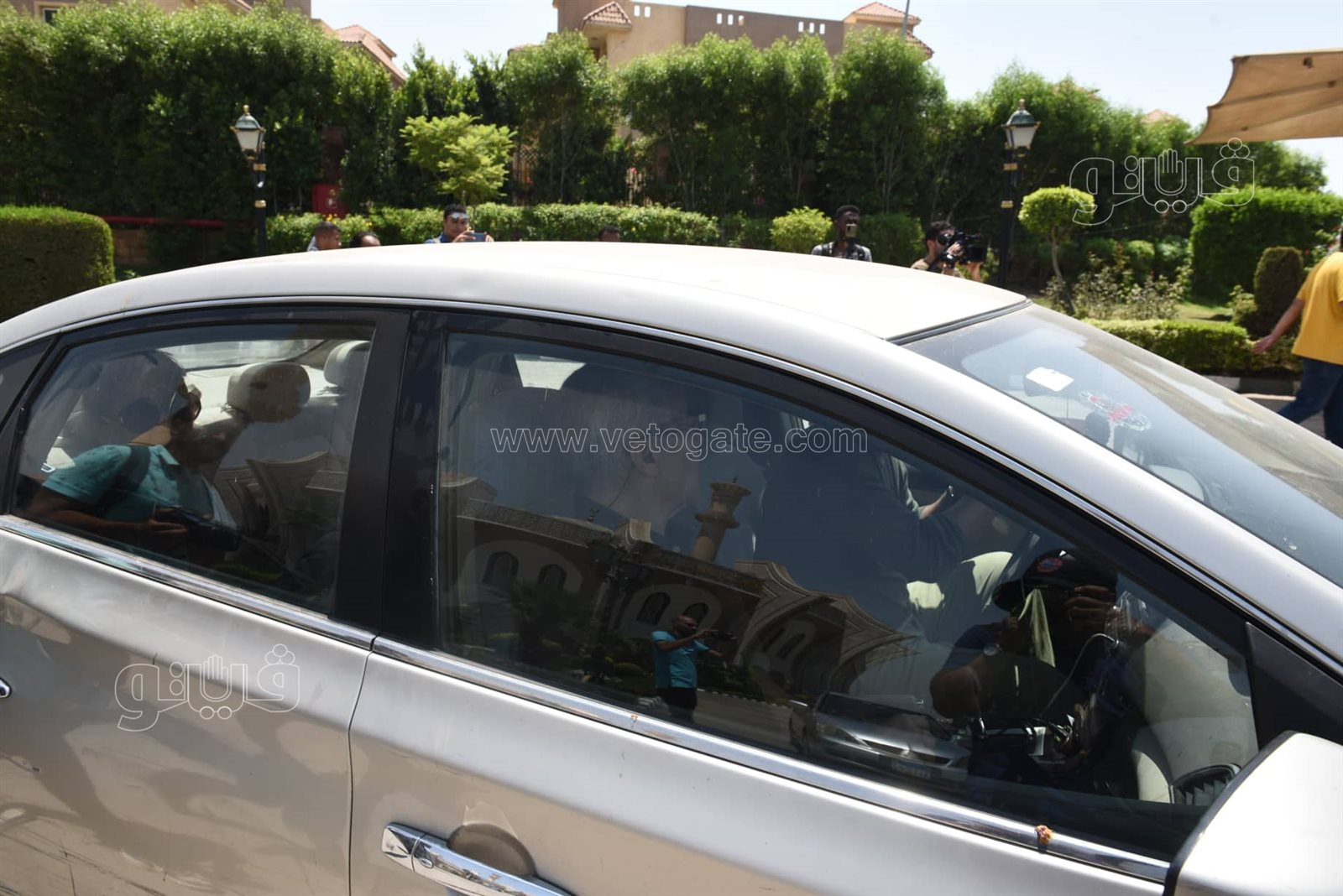 لحظة تشييع جثمان رجاء حسين من مسجد الشرطة بحضور طليقها وزوجته (13)