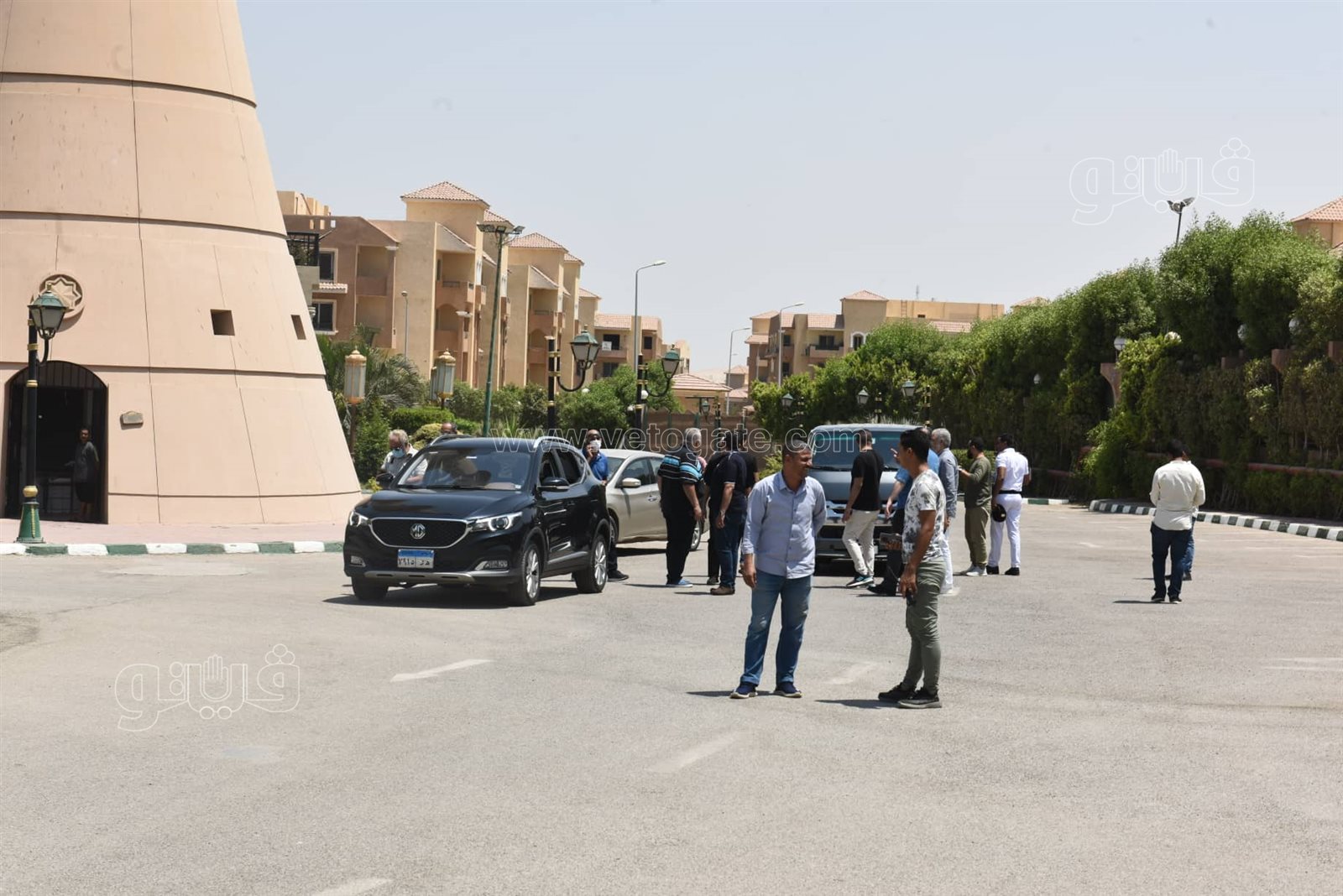 لحظة تشييع جثمان رجاء حسين من مسجد الشرطة بحضور طليقها وزوجته (22)