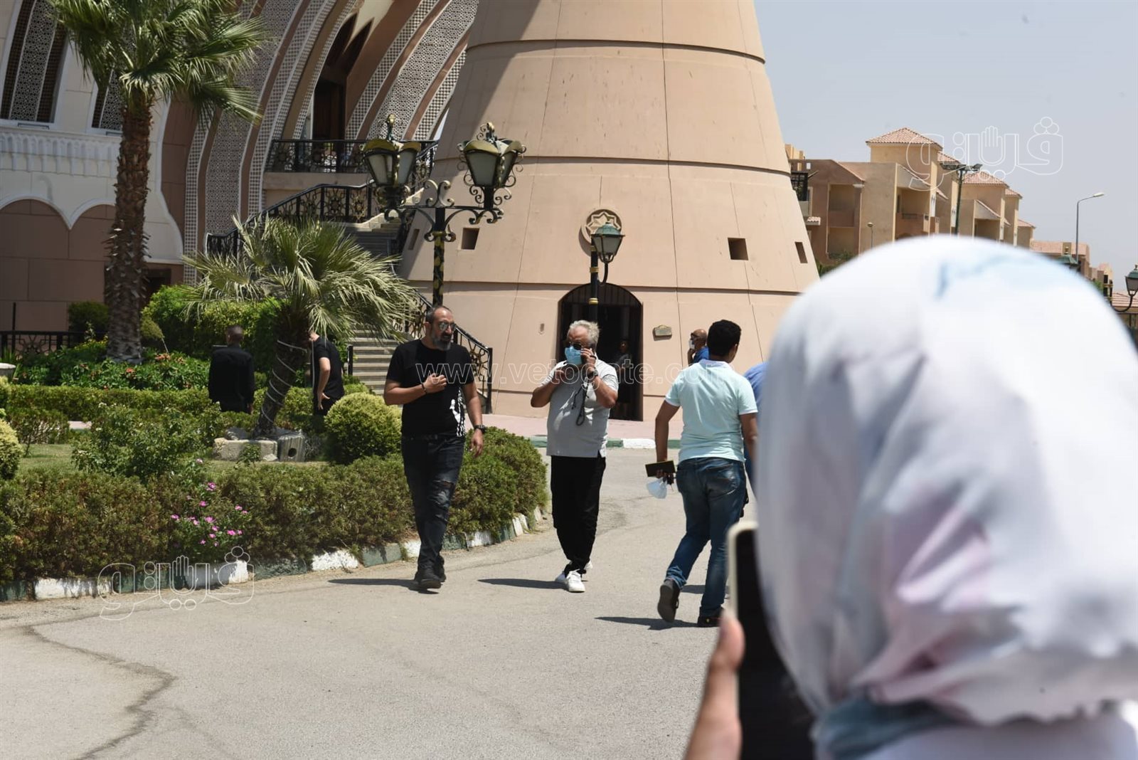 لحظة تشييع جثمان رجاء حسين من مسجد الشرطة بحضور طليقها وزوجته (23)