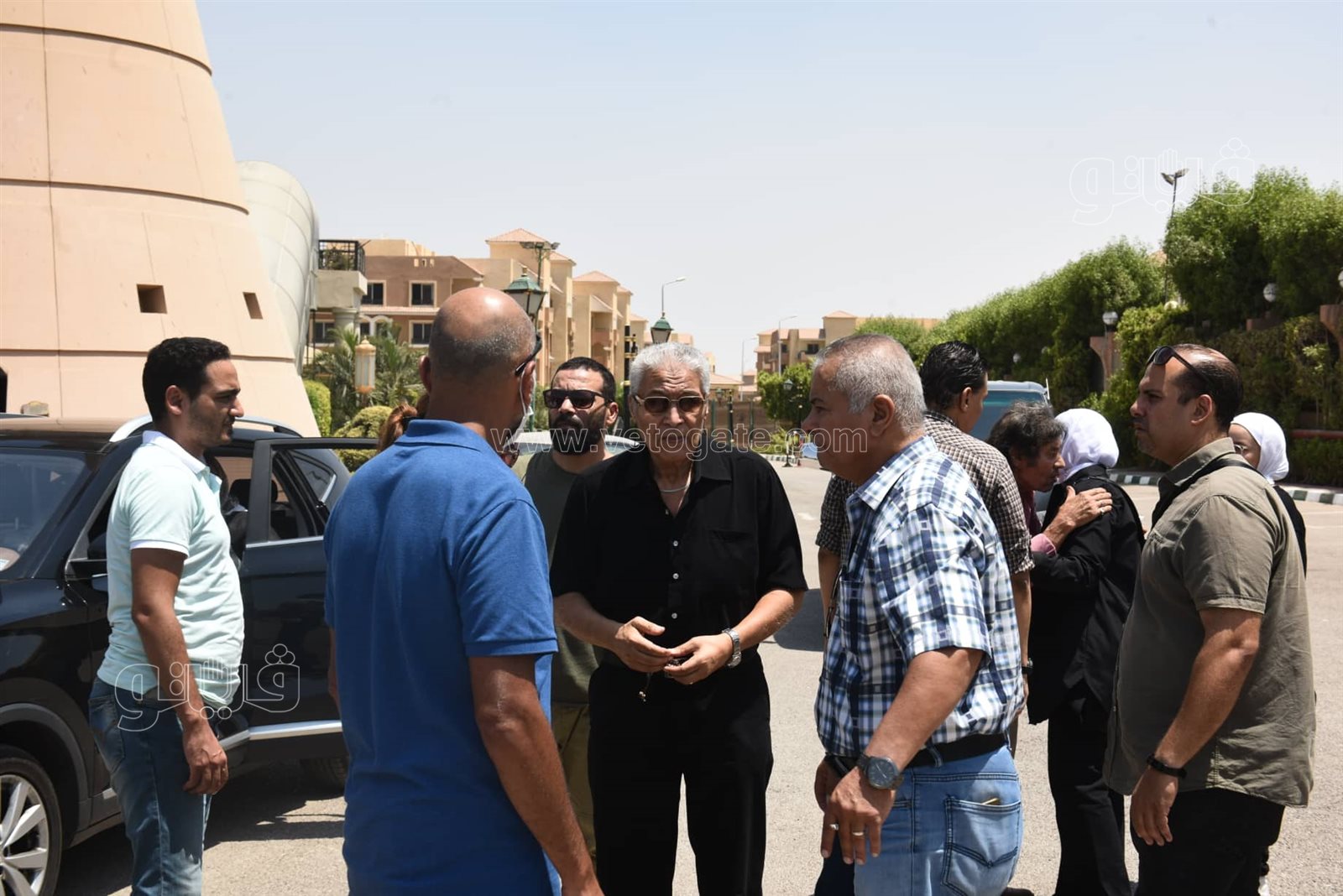 لحظة تشييع جثمان رجاء حسين من مسجد الشرطة بحضور طليقها وزوجته (27)