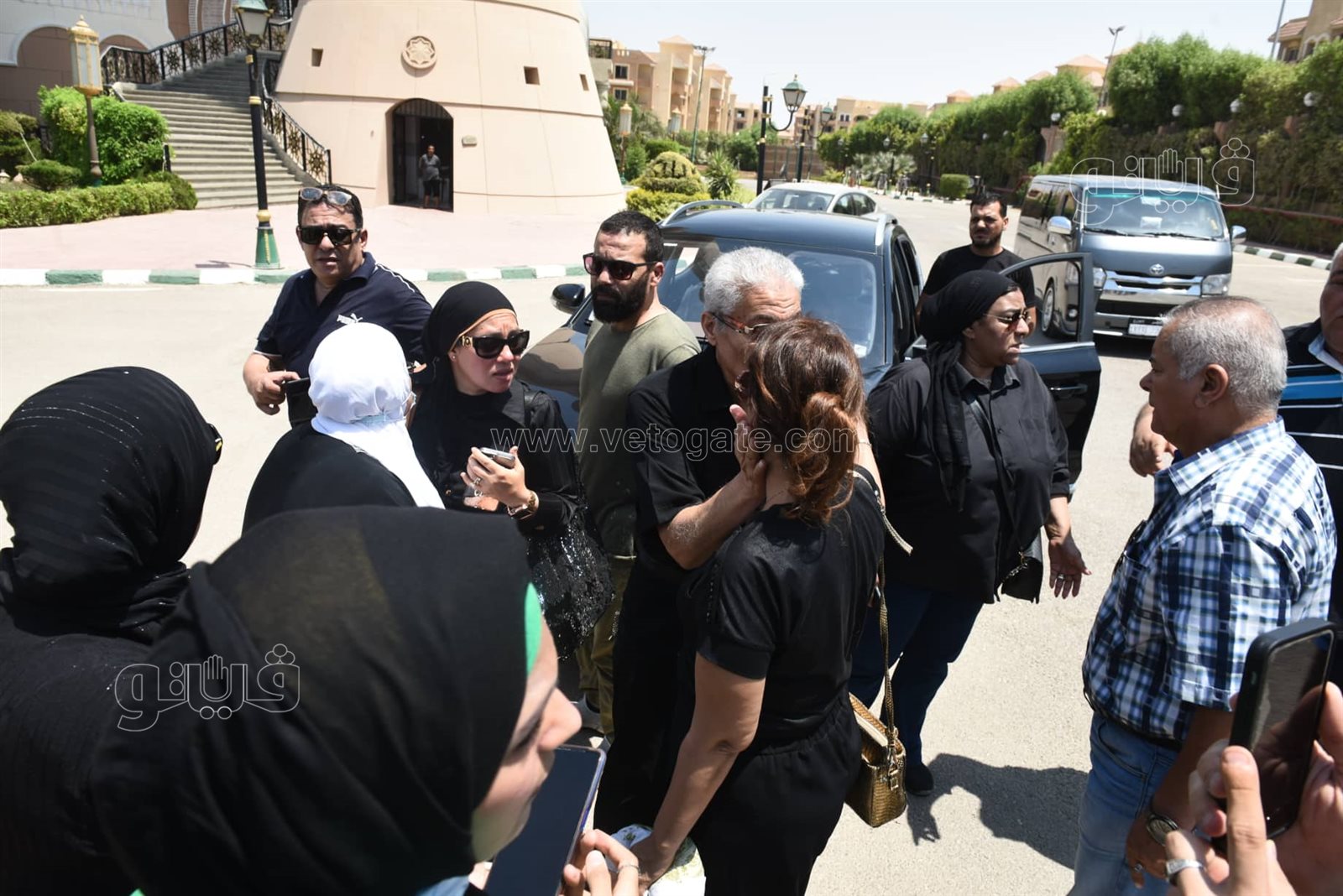 أثناء الجنازة.. الحزن يسيطر على أسرة رجاء حسن وطليقها (15)