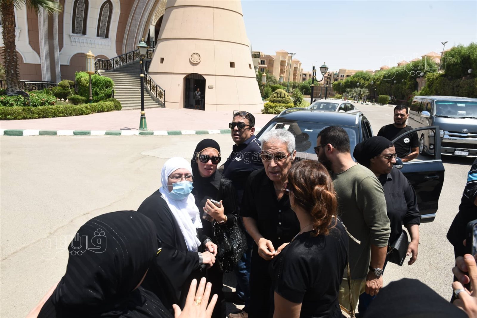 أثناء الجنازة.. الحزن يسيطر على أسرة رجاء حسن وطليقها (25)