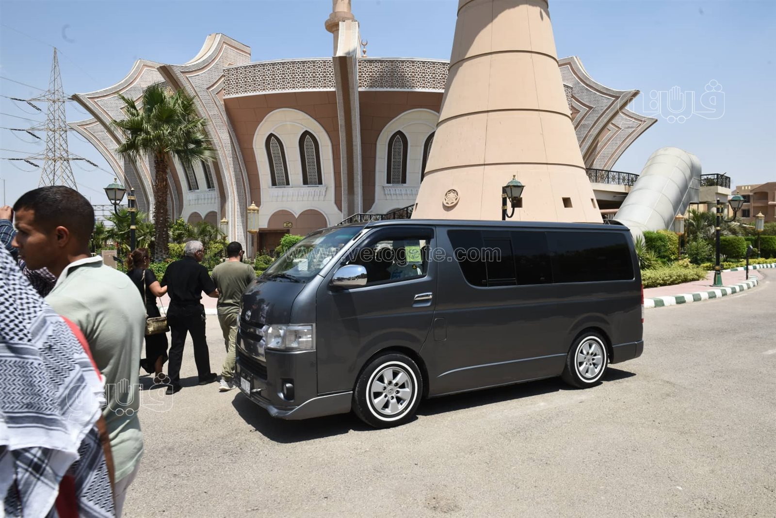 أثناء الجنازة.. الحزن يسيطر على أسرة رجاء حسن وطليقها (28)