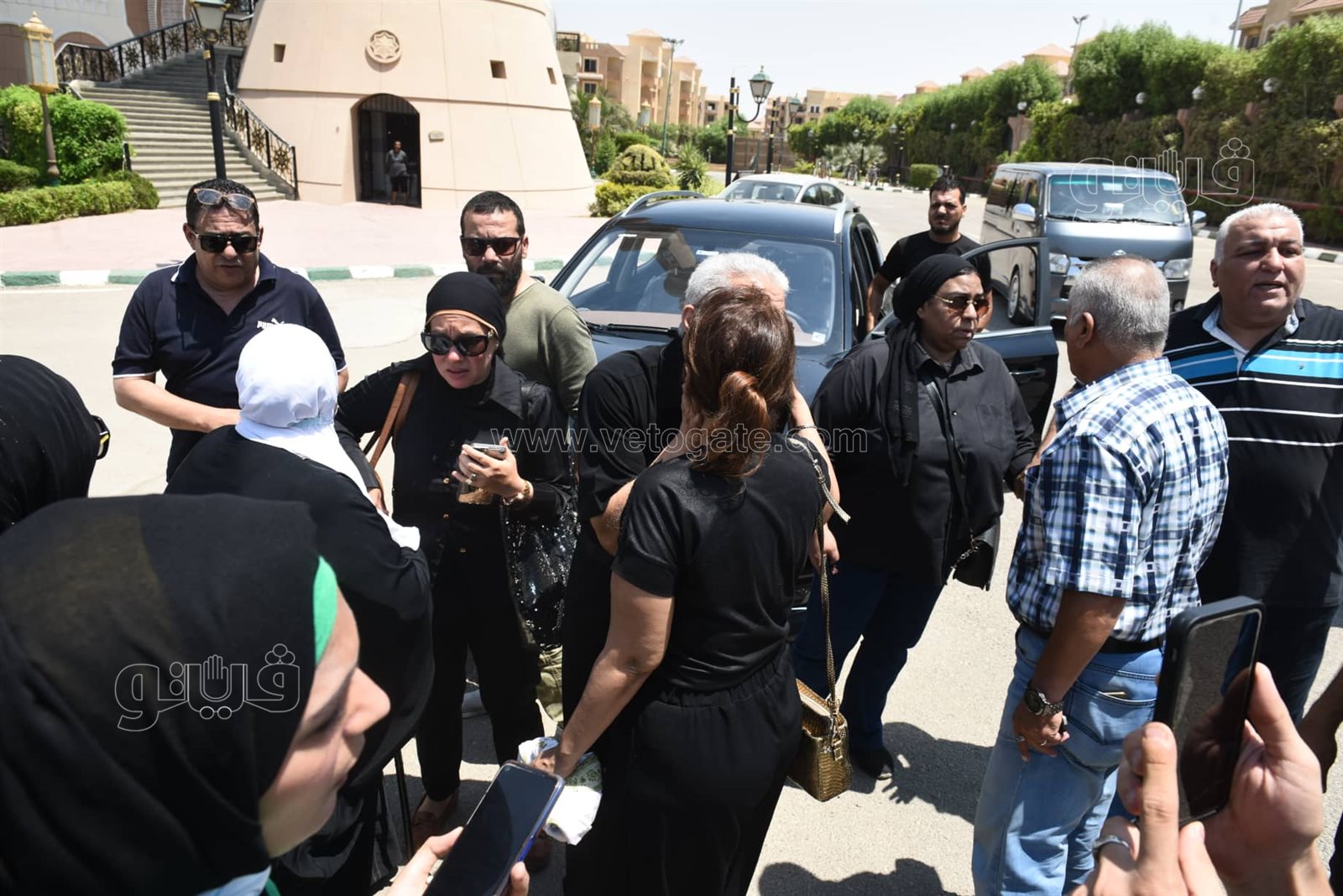 أثناء الجنازة.. الحزن يسيطر على أسرة رجاء حسن وطليقها (31)