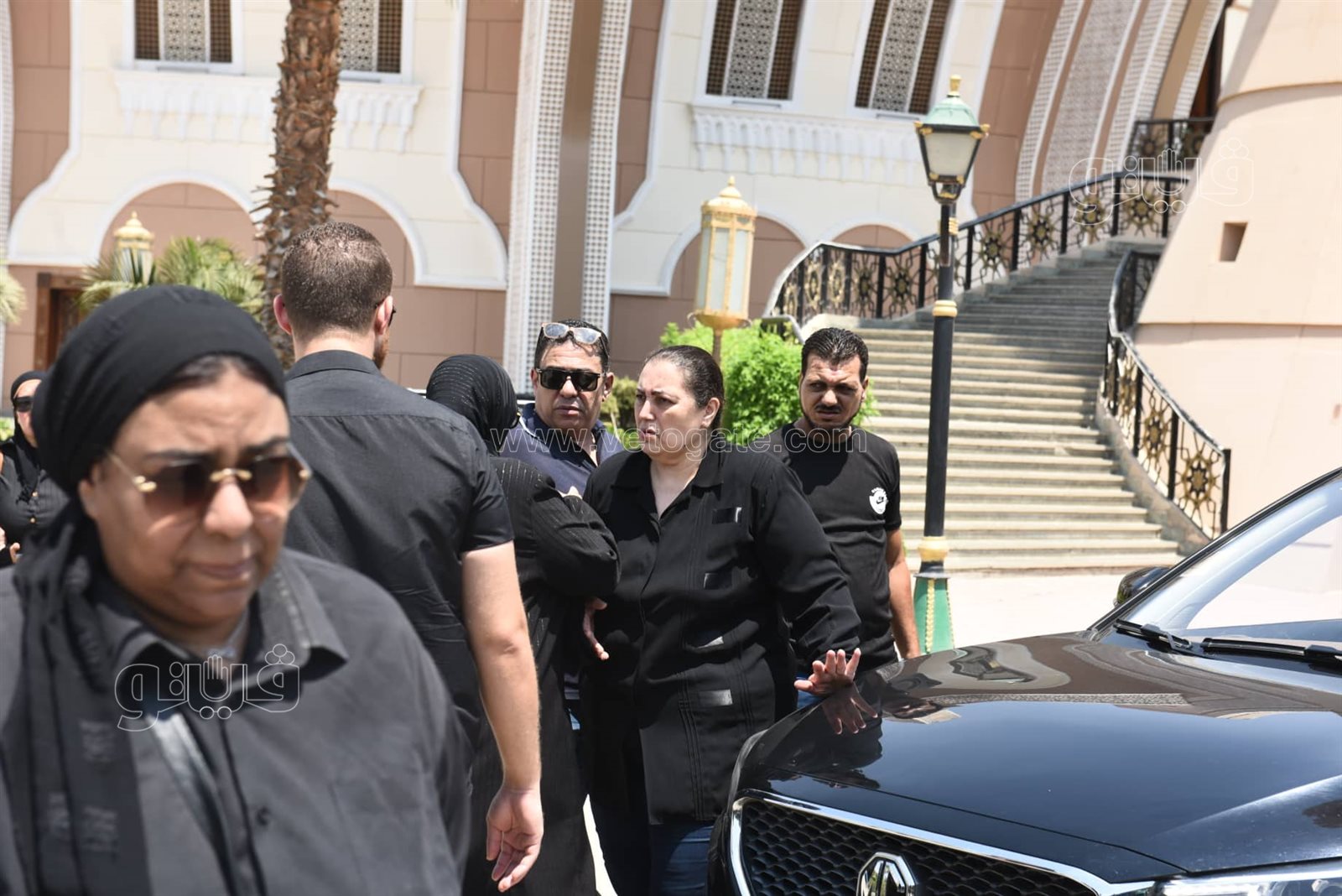 أثناء الجنازة.. الحزن يسيطر على أسرة رجاء حسن وطليقها (42)