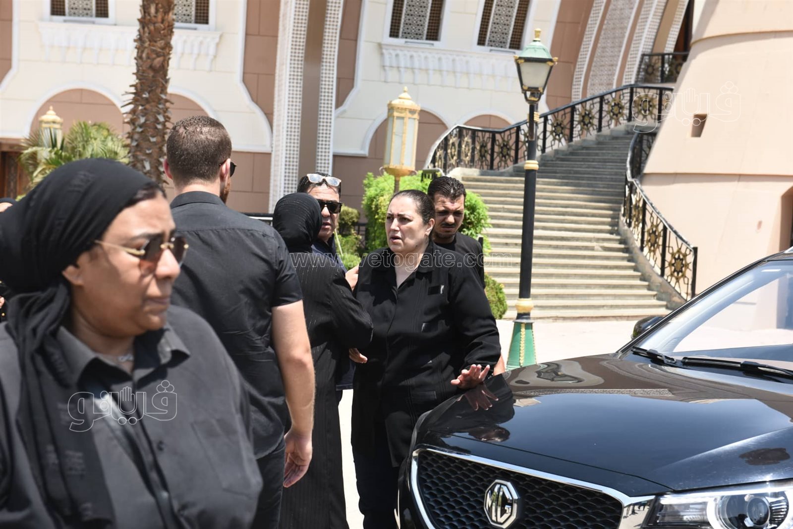 أثناء الجنازة.. الحزن يسيطر على أسرة رجاء حسن وطليقها (44)