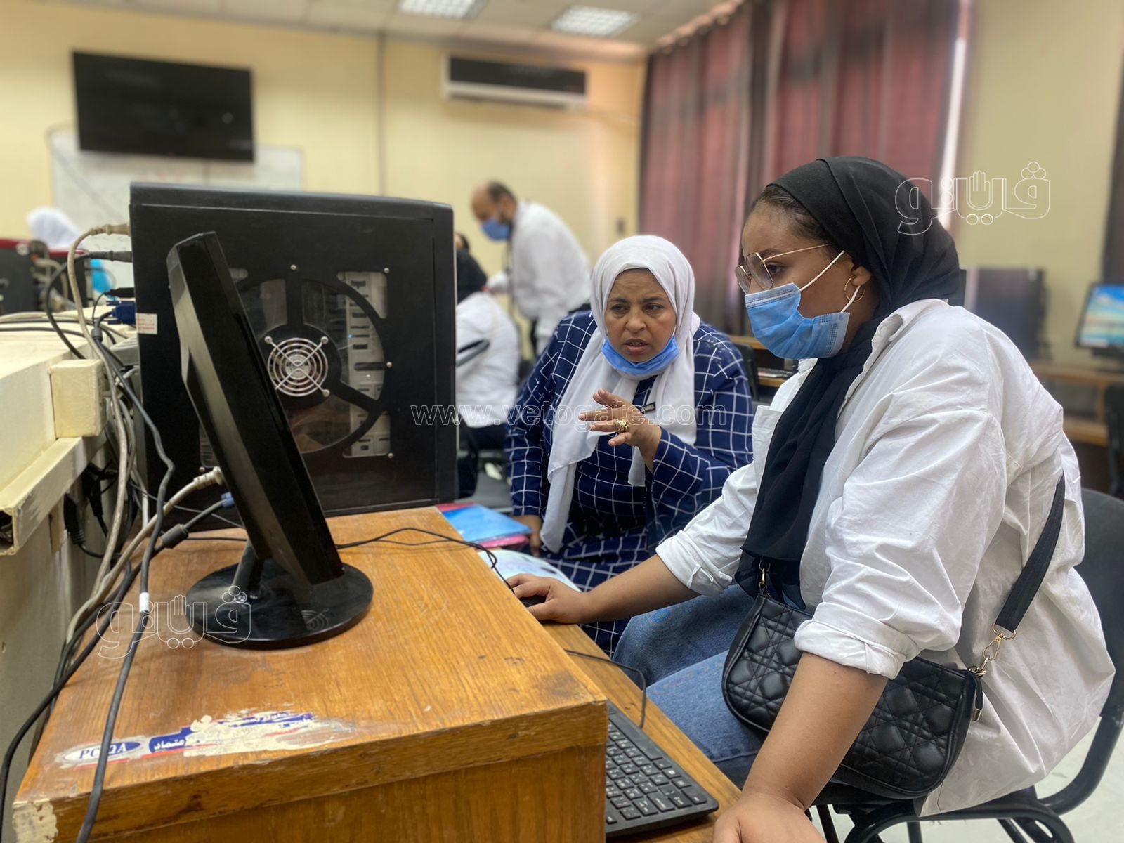 توافد طلاب الثانوية على معامل آداب عين شمس لتسجيل الرغبات (5)