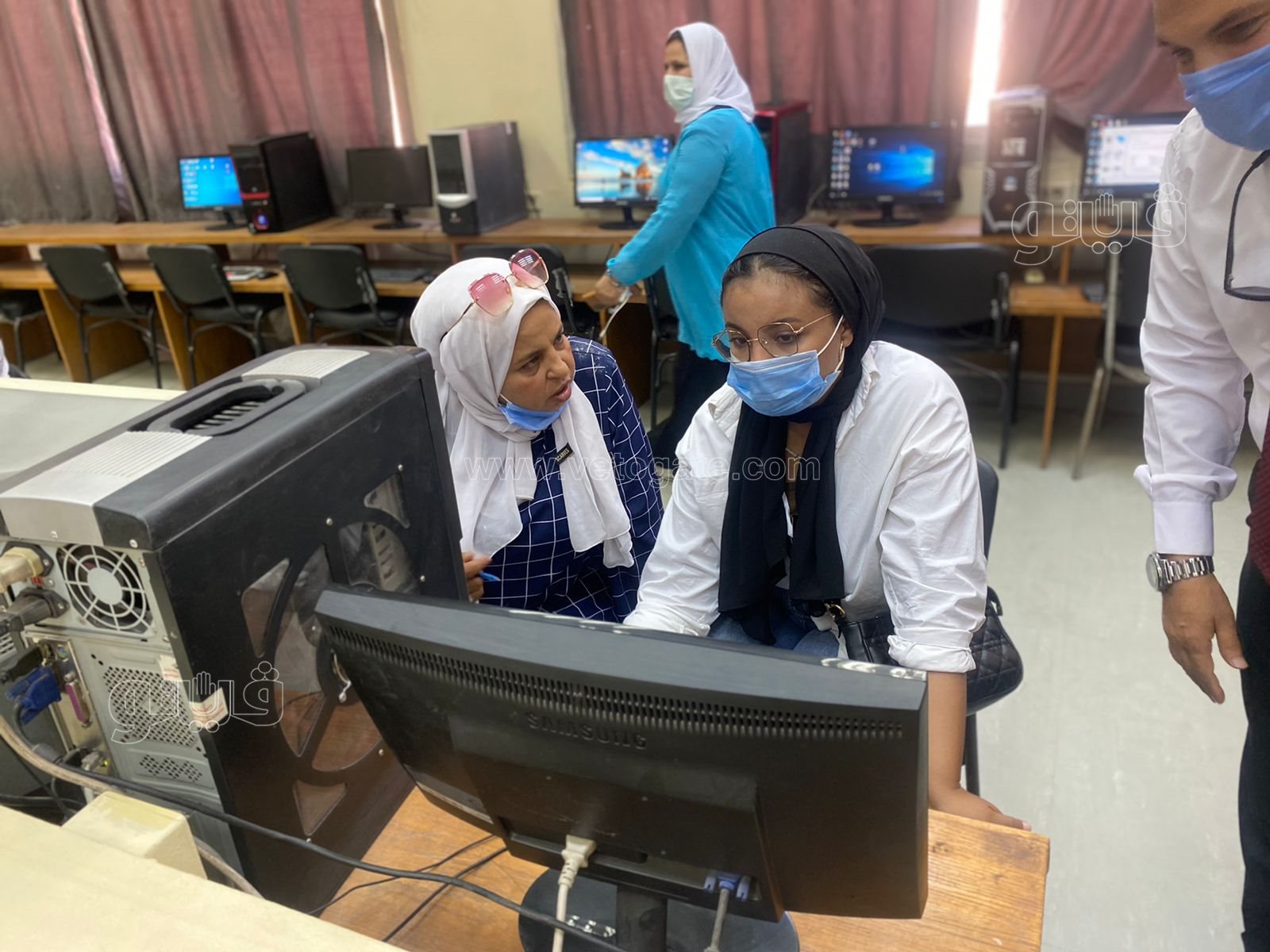 توافد طلاب الثانوية على معامل آداب عين شمس لتسجيل الرغبات (7)