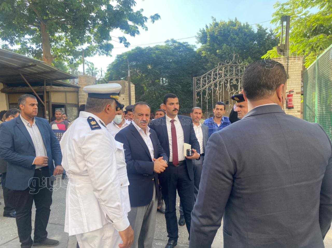 وصول مدير امن الجيزة لمستشفى إمبابة لزيارة مصابي كنيسة أبو سيفين (3)
