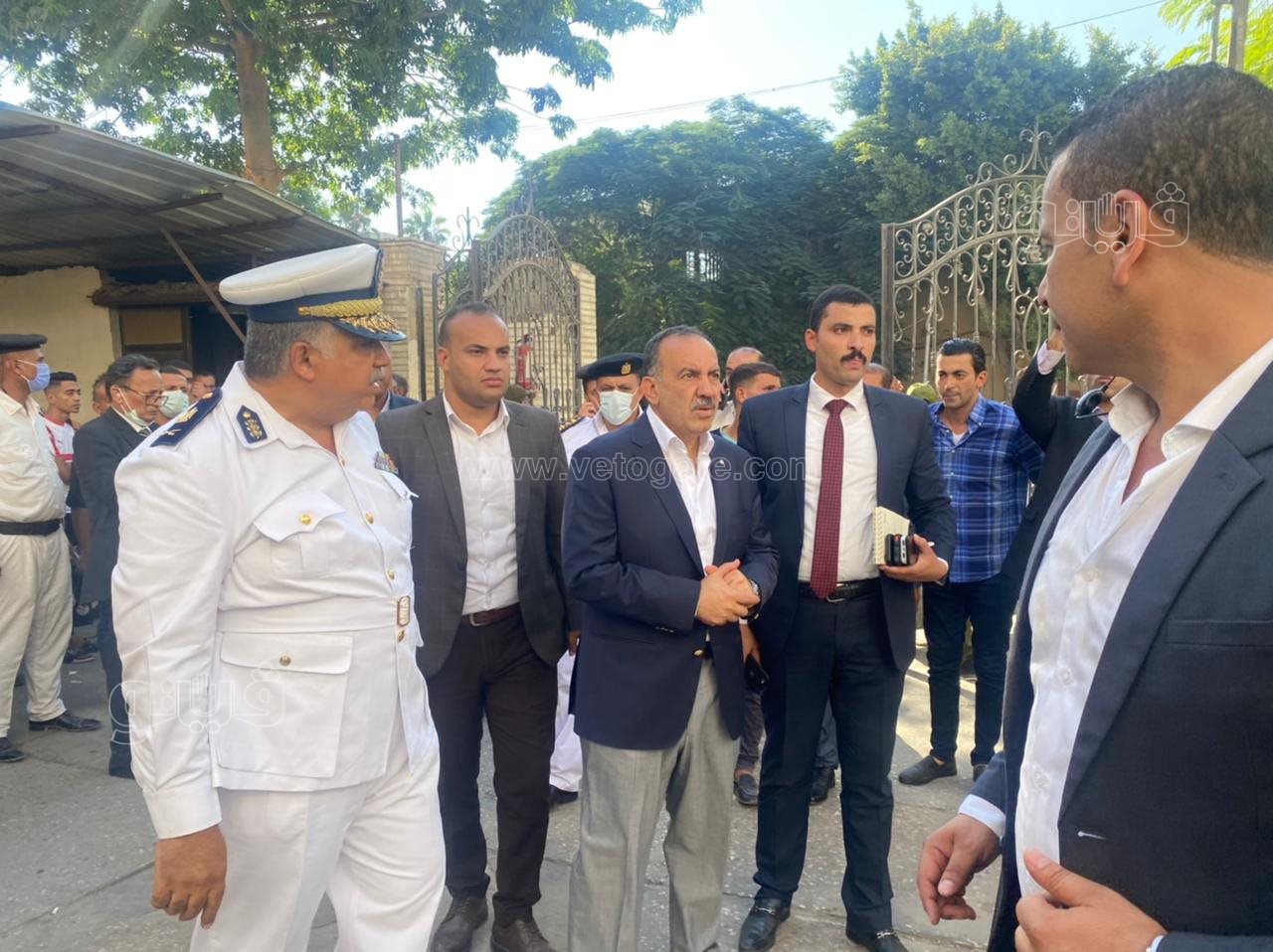 وصول مدير امن الجيزة لمستشفى إمبابة لزيارة مصابي كنيسة أبو سيفين (1)