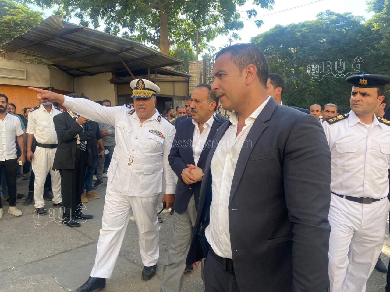 وصول مدير امن الجيزة لمستشفى إمبابة لزيارة مصابي كنيسة أبو سيفين (2)
