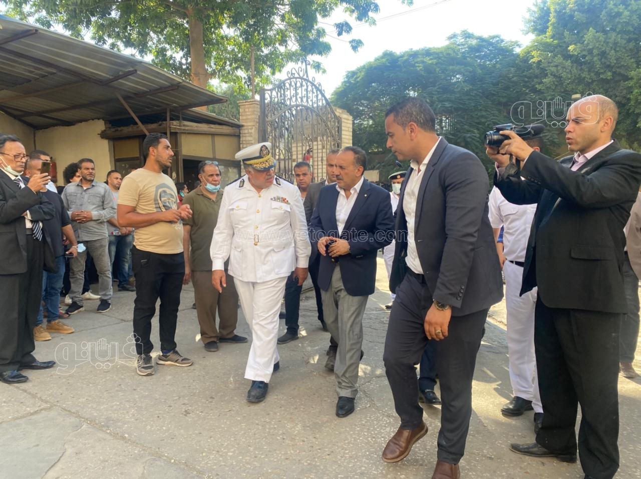 وصول مدير امن الجيزة لمستشفى إمبابة لزيارة مصابي كنيسة أبو سيفين (4)