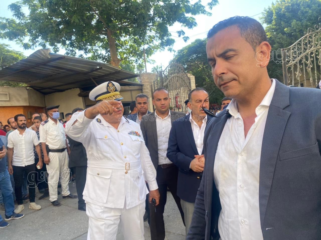 وصول مدير امن الجيزة لمستشفى إمبابة لزيارة مصابي كنيسة أبو سيفين (5)