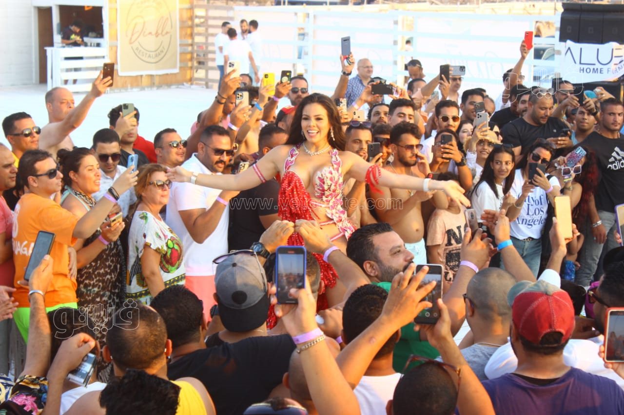 حودة بندق ولورديانا يشعلان حفل وايت بيتش بمارينا (6)