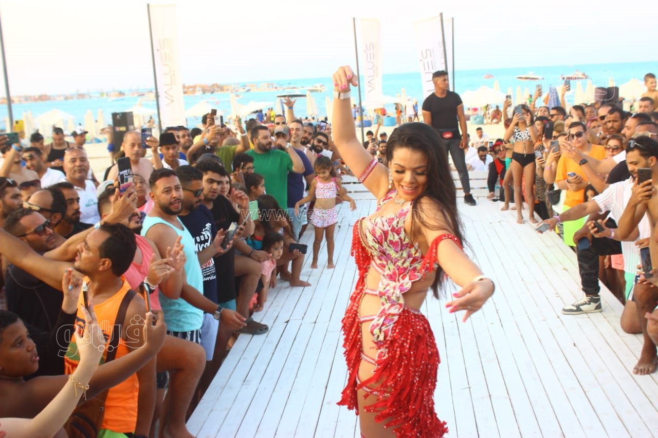 حودة بندق ولورديانا يشعلان حفل وايت بيتش بمارينا (17)