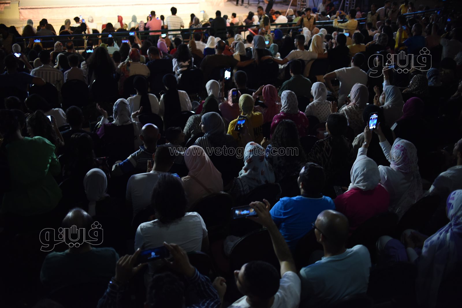 أحمد جمال بصافح جمهوره بمحكى القلعة.. ويلتقط صور تذكارية معهم (1)