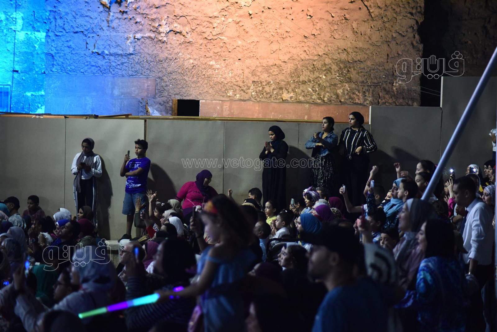 أحمد جمال بصافح جمهوره بمحكى القلعة.. ويلتقط صور تذكارية معهم (2)