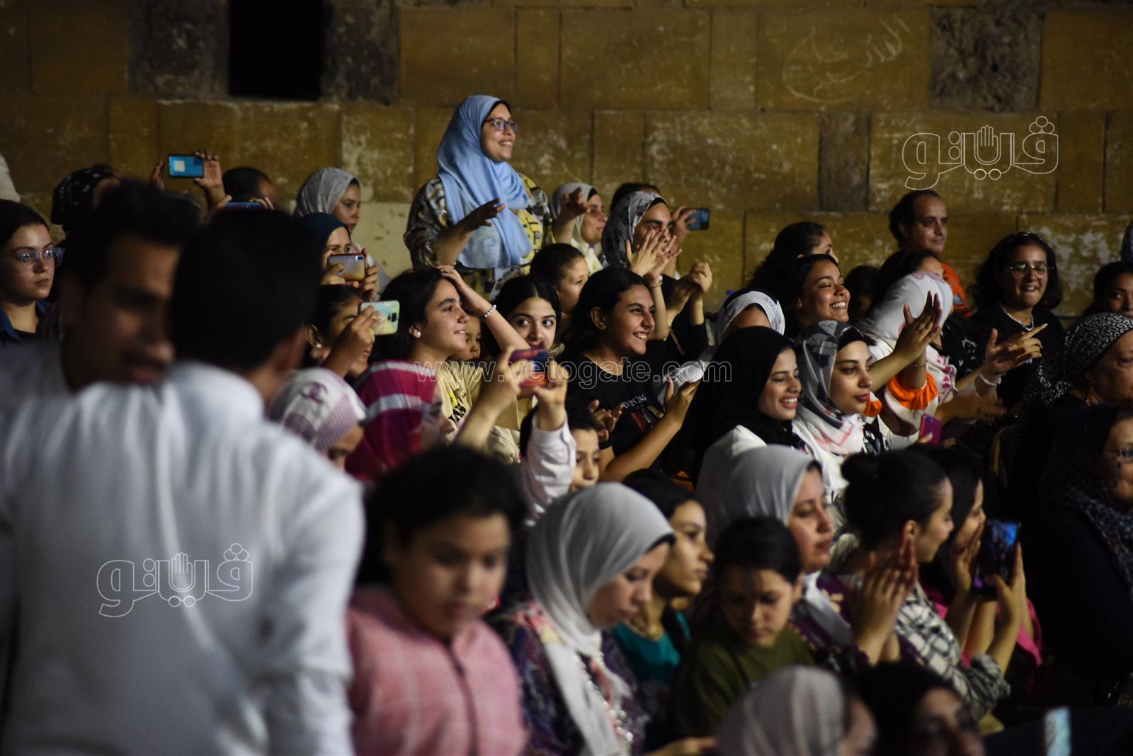 أحمد جمال بصافح جمهوره بمحكى القلعة.. ويلتقط صور تذكارية معهم (3)