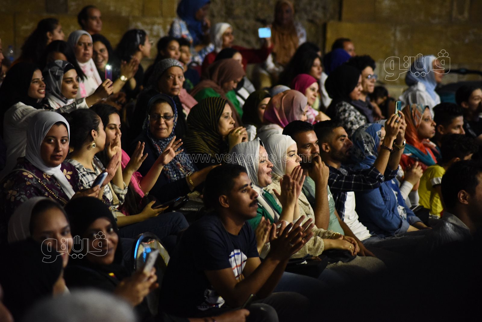 أحمد جمال بصافح جمهوره بمحكى القلعة.. ويلتقط صور تذكارية معهم (4)