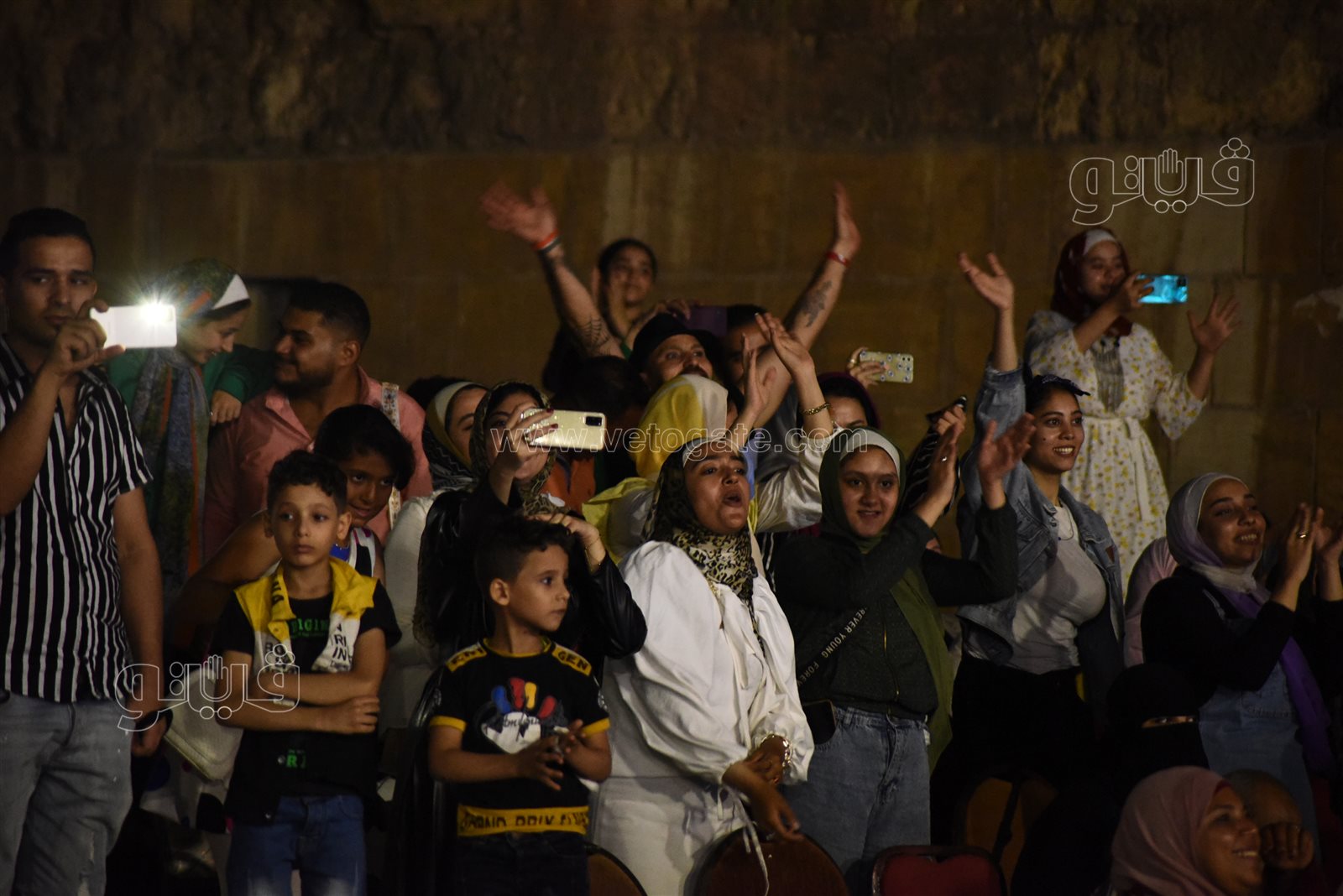 أحمد جمال بصافح جمهوره بمحكى القلعة.. ويلتقط صور تذكارية معهم (5)