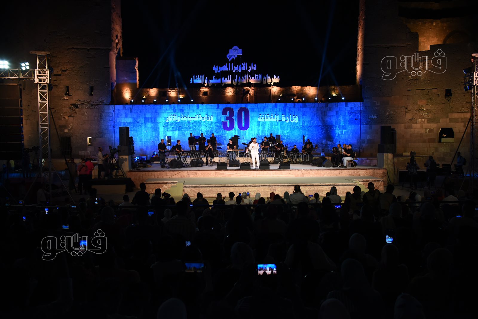 أحمد جمال بصافح جمهوره بمحكى القلعة.. ويلتقط صور تذكارية معهم (6)