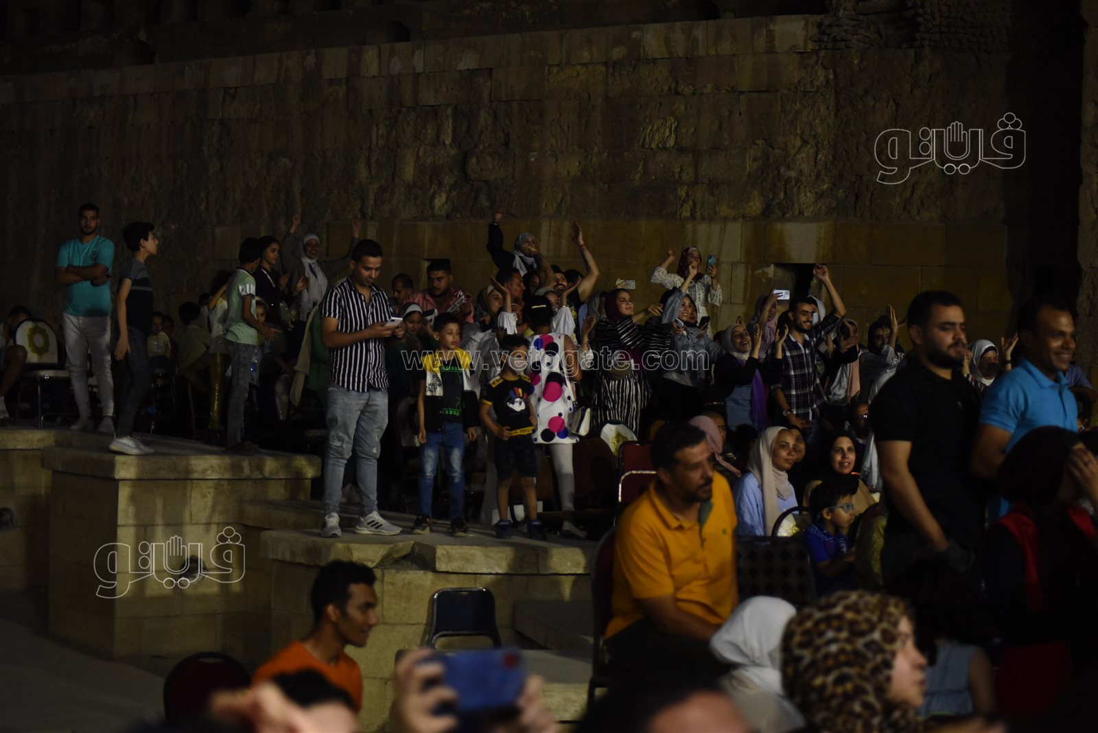 أحمد جمال بصافح جمهوره بمحكى القلعة.. ويلتقط صور تذكارية معهم (8)