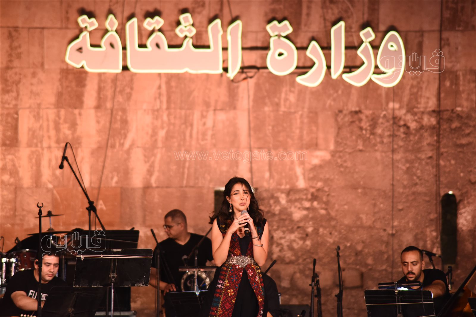 تألقت بأغنية يالالالي.. مي كمال لجمهور القلعة مبسوطة أنى معاكم لأول مرة (9)