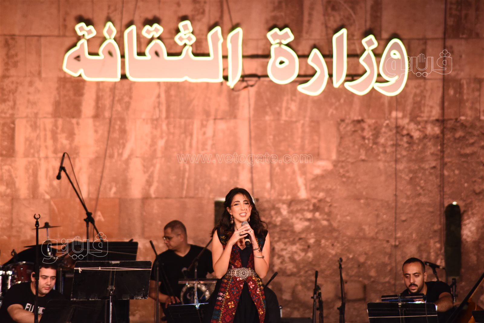 تألقت بأغنية يالالالي.. مي كمال لجمهور القلعة مبسوطة أنى معاكم لأول مرة (8)