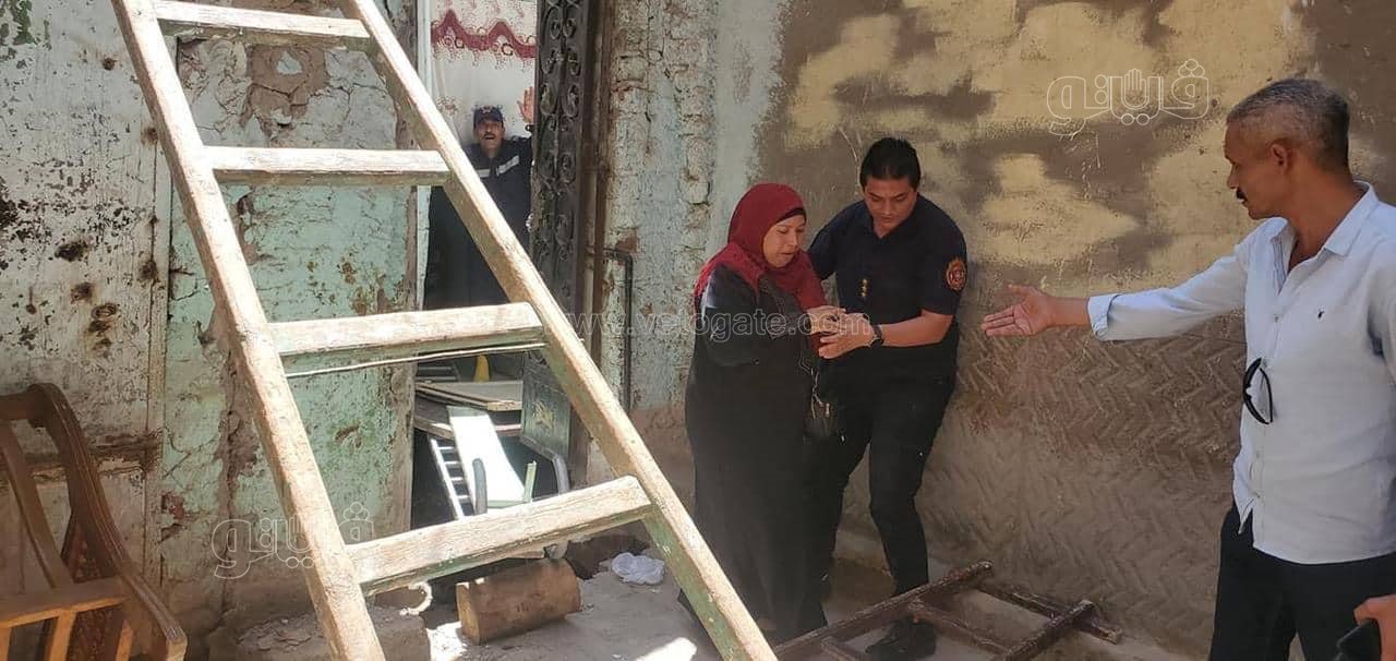 ضابط يخاطر بحياته وينقذ سكان منزل قبل انهياره بثوان (1)