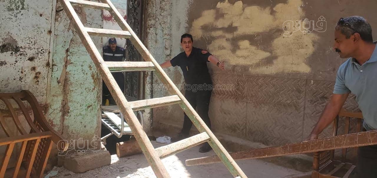 ضابط يخاطر بحياته وينقذ سكان منزل قبل انهياره بثوان (2)