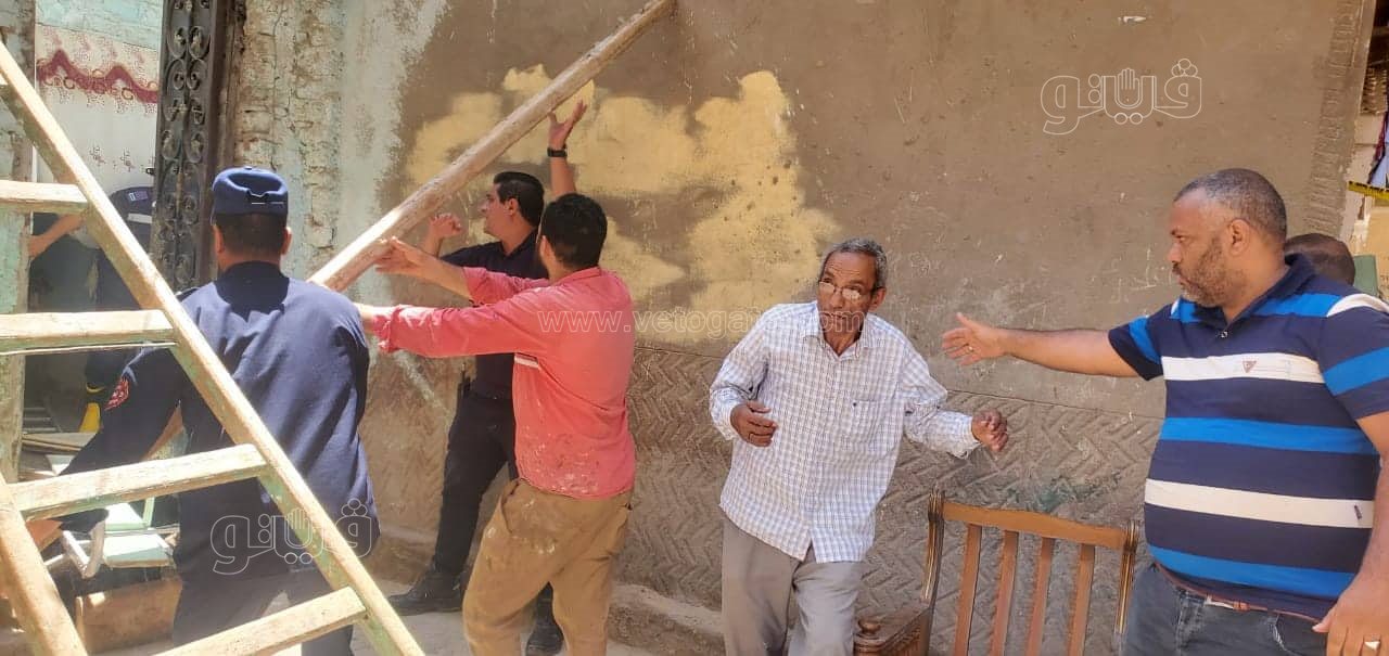 ضابط يخاطر بحياته وينقذ سكان منزل قبل انهياره بثوان (3)